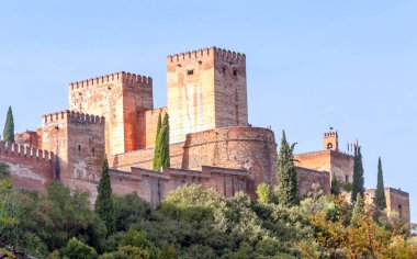 Bulutlu bir günde Granada 'daki Alhambra' nın hava manzarası.