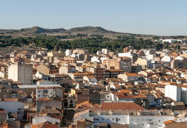 İspanya 'daki Albacete dağlarında Almansa' nın havadan görünüşü.