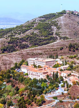 İspanya 'nın Granada kentindeki ormanlar şehir manzaralı.