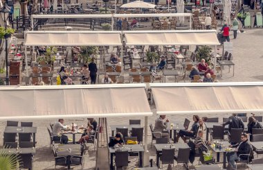 Cebelitarık, Amerika Birleşik Devletleri-Ocak 2015. Anonim turist bulutlu bir günde Gibraltar ticari sokaklarında yürüyüş.