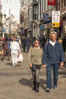 Cebelitarık, Amerika Birleşik Devletleri-Ocak 2015. Anonim turist bulutlu bir günde Gibraltar ticari sokaklarında yürüyüş.