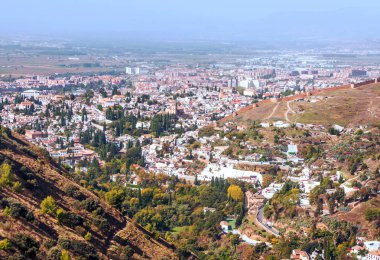 İspanya 'nın Granada kentindeki ormanlar şehir manzaralı.