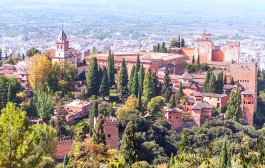 Bulutlu bir günde Granada 'daki Alhambra' nın hava manzarası.
