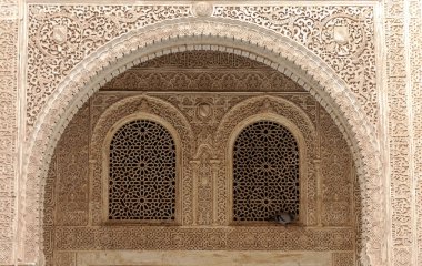 Granada 'daki Alhambra' da aslanların avlusunda mimari detaylarla birlikte..