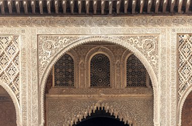 Granada 'daki Alhambra' da aslanların avlusunda mimari detaylarla birlikte..