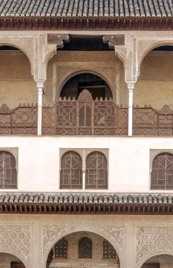 Granada 'daki Alhambra' da aslanların avlusunda mimari detaylarla birlikte..
