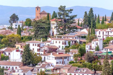 Bulutlu bir günde Granada 'daki Alhambra' nın hava manzarası.