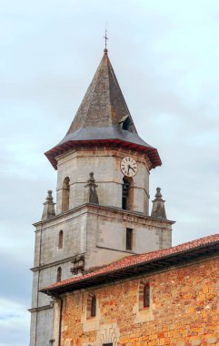 Fransa 'nın güneyindeki kırsal Ainhoa köyü bulutlu bir günde.