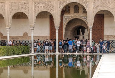 Granada, İspanya-Kasım 2014. Granada'da Alhambra gelen anonim turist.
