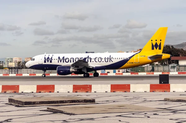 Gibraltar Wielka Brytania Stycznia 2015 Samolot Zdejmując Portu Lotniczego Gibraltarze — Zdjęcie stockowe