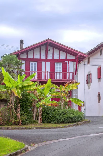 Fransa 'nın güneyindeki kırsal Ainhoa köyü bulutlu bir günde.