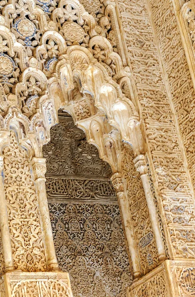 Granada 'daki Alhambra' da aslanların avlusunda mimari detaylarla birlikte..