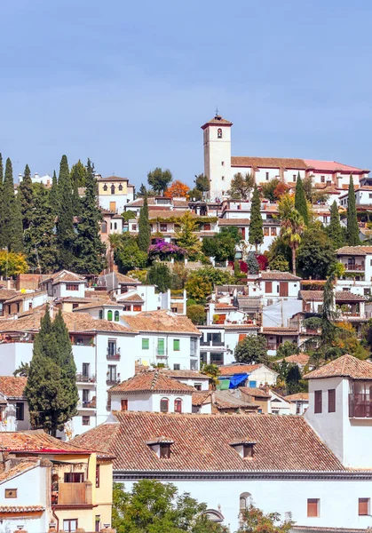 Bulutlu bir günde Granada 'daki Alhambra' nın hava manzarası.