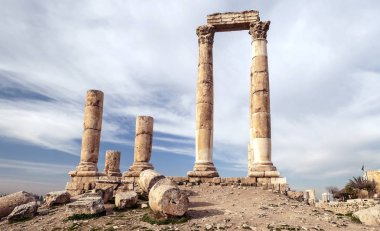 Bulutlu bir günde Ürdün 'ün başkentinde bulunan Amman' da Roma arkeolojik kalıntıları.