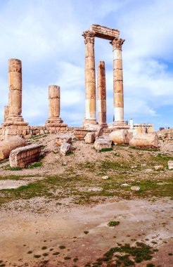 Bulutlu bir günde Ürdün 'ün başkentinde bulunan Amman' da Roma arkeolojik kalıntıları.