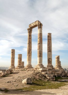 Bulutlu bir günde Ürdün 'ün başkentinde bulunan Amman' da Roma arkeolojik kalıntıları.