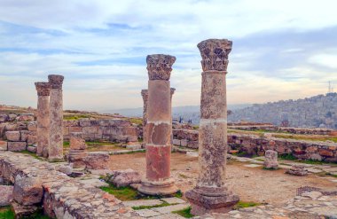 Bulutlu bir günde Ürdün 'ün başkentinde bulunan Amman' da Roma arkeolojik kalıntıları.
