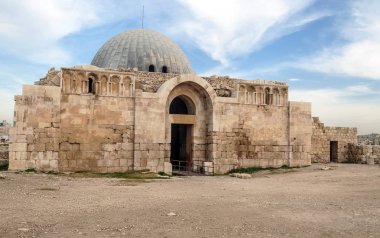 Bulutlu bir günde Ürdün 'ün başkentinde bulunan Amman' da Roma arkeolojik kalıntıları.