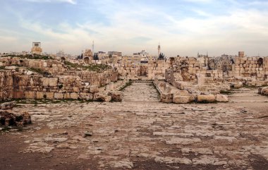 Bulutlu bir günde Ürdün 'ün başkentinde bulunan Amman' da Roma arkeolojik kalıntıları.