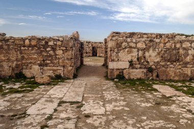 Bulutlu bir günde Ürdün 'ün başkentinde bulunan Amman' da Roma arkeolojik kalıntıları.