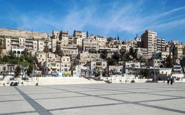 Amman, Ürdün-Şubat 2015. Bulutlu bir günde Jordan'ın başkenti Amman'ın Roma arkeolojik kalıntıları.