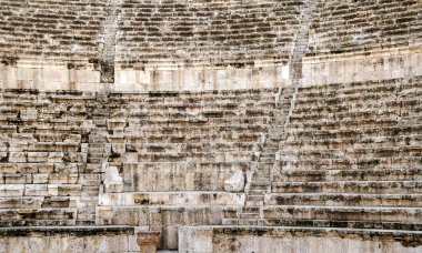 Bulutlu bir günde Ürdün 'ün başkentinde bulunan Amman' da Roma arkeolojik kalıntıları.