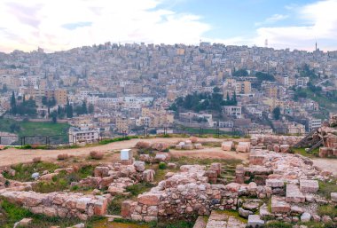 Amman, Ürdün sermaye bulutlu bir günde havadan görünümü