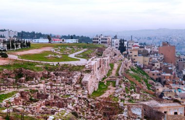Amman, Ürdün sermaye bulutlu bir günde havadan görünümü