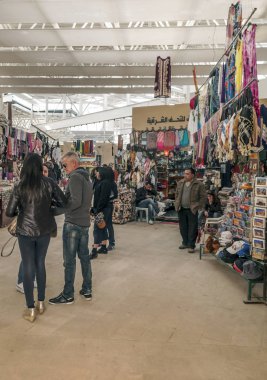 : Jerash, Jordan-Şubat 2015. Kişi katılıyor: Jerash, Jordan bir pazarda bir mağaza.