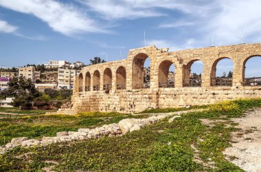 Güneşli bir günde Jerash Ürdün'de Roma arkeoloji kalır.
