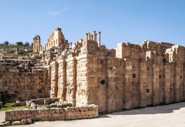 Güneşli bir günde Jerash Ürdün'de Roma arkeoloji kalır.