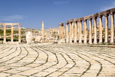 Güneşli bir günde Jerash Ürdün'de Roma arkeoloji kalır.