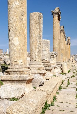 Güneşli bir günde Jerash Ürdün'de Roma arkeoloji kalır.