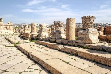Güneşli bir günde Jerash Ürdün'de Roma arkeoloji kalır.