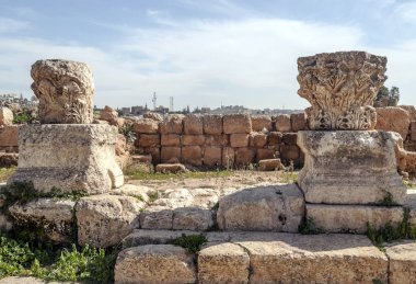 Güneşli bir günde Jerash Ürdün'de Roma arkeoloji kalır.