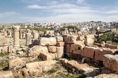 Güneşli bir günde Jerash Ürdün'de Roma arkeoloji kalır.