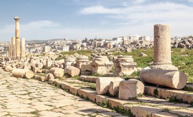 Güneşli bir günde Jerash Ürdün'de Roma arkeoloji kalır.