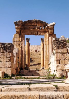 Güneşli bir günde Jerash Ürdün'de Roma arkeoloji kalır.