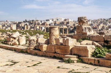 Güneşli bir günde Jerash Ürdün'de Roma arkeoloji kalır.