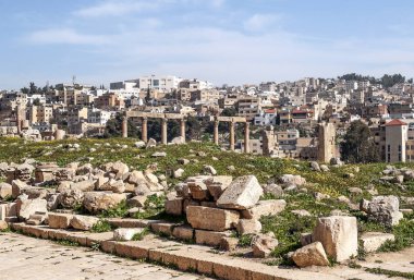 Güneşli bir günde Jerash Ürdün'de Roma arkeoloji kalır.