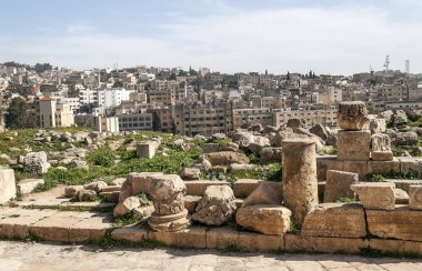 Güneşli bir günde Jerash Ürdün'de Roma arkeoloji kalır.