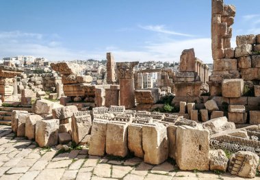 Güneşli bir günde Jerash Ürdün'de Roma arkeoloji kalır.