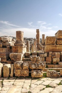 Güneşli bir günde Jerash Ürdün'de Roma arkeoloji kalır.