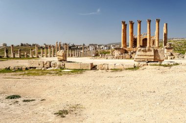 Güneşli bir günde Jerash Ürdün'de Roma arkeoloji kalır.
