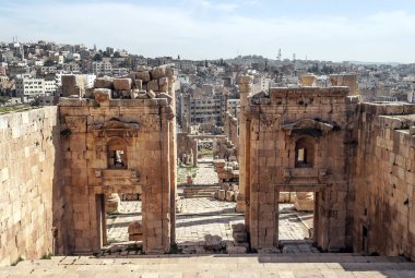 Güneşli bir günde Jerash Ürdün'de Roma arkeoloji kalır.