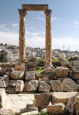 Güneşli bir günde Jerash Ürdün'de Roma arkeoloji kalır.