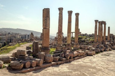 Güneşli bir günde Jerash Ürdün'de Roma arkeoloji kalır.