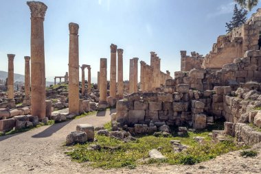 Güneşli bir günde Jerash Ürdün'de Roma arkeoloji kalır.