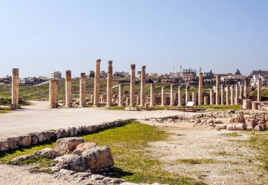 Güneşli bir günde Jerash Ürdün'de Roma arkeoloji kalır.