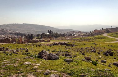 Güneşli bir günde Jerash Ürdün'de Roma arkeoloji kalır.